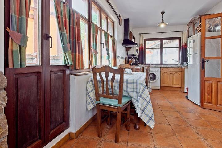 Rustic Mountain House in Picos de Europa with Terrace and Wi-Fi in Boca de Huérgano, Cordillera Cantábrica