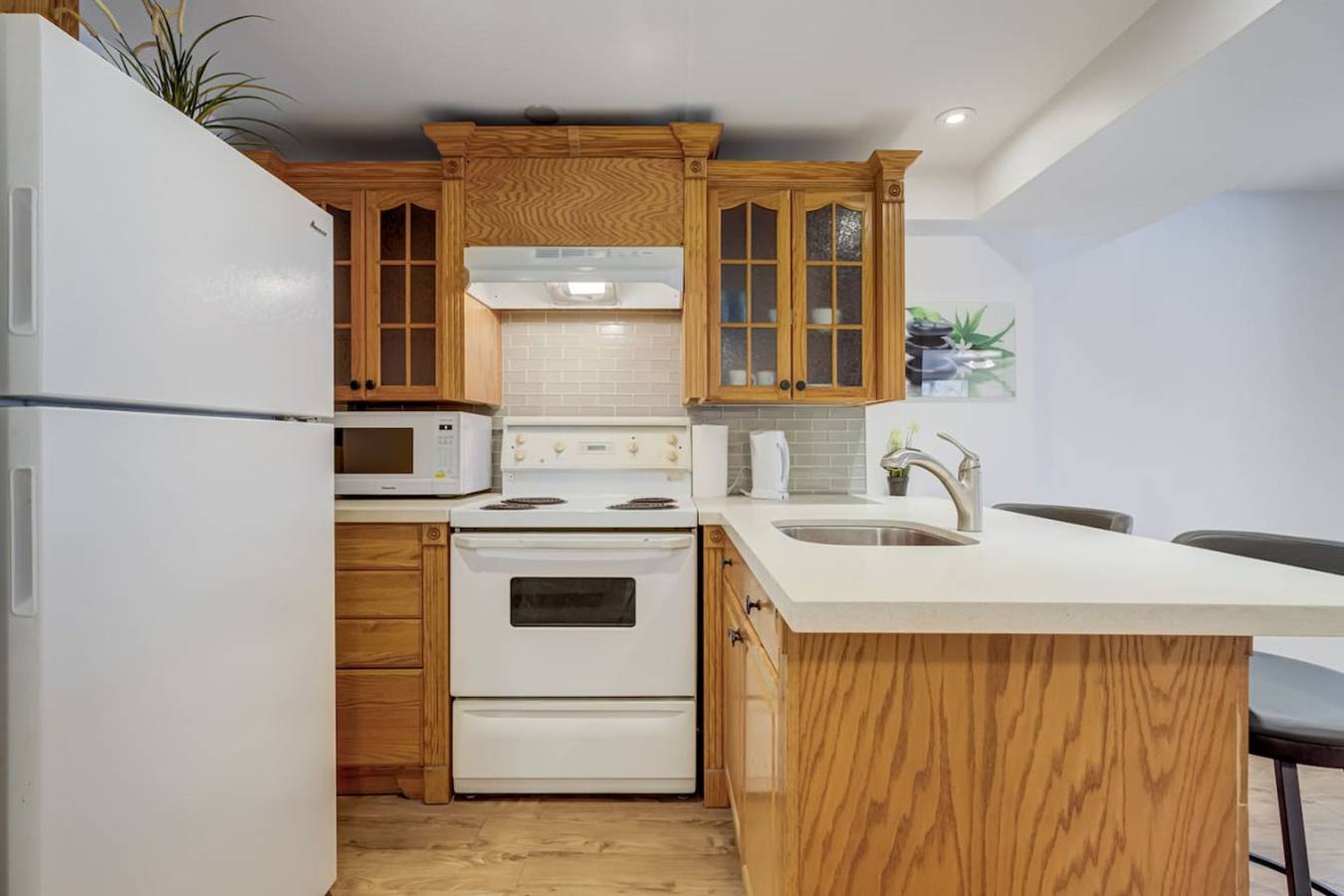 Comfortable Whitby 2 Bedroom Lower Suite in Whitby (Canada), Lake Ontario (Canada)