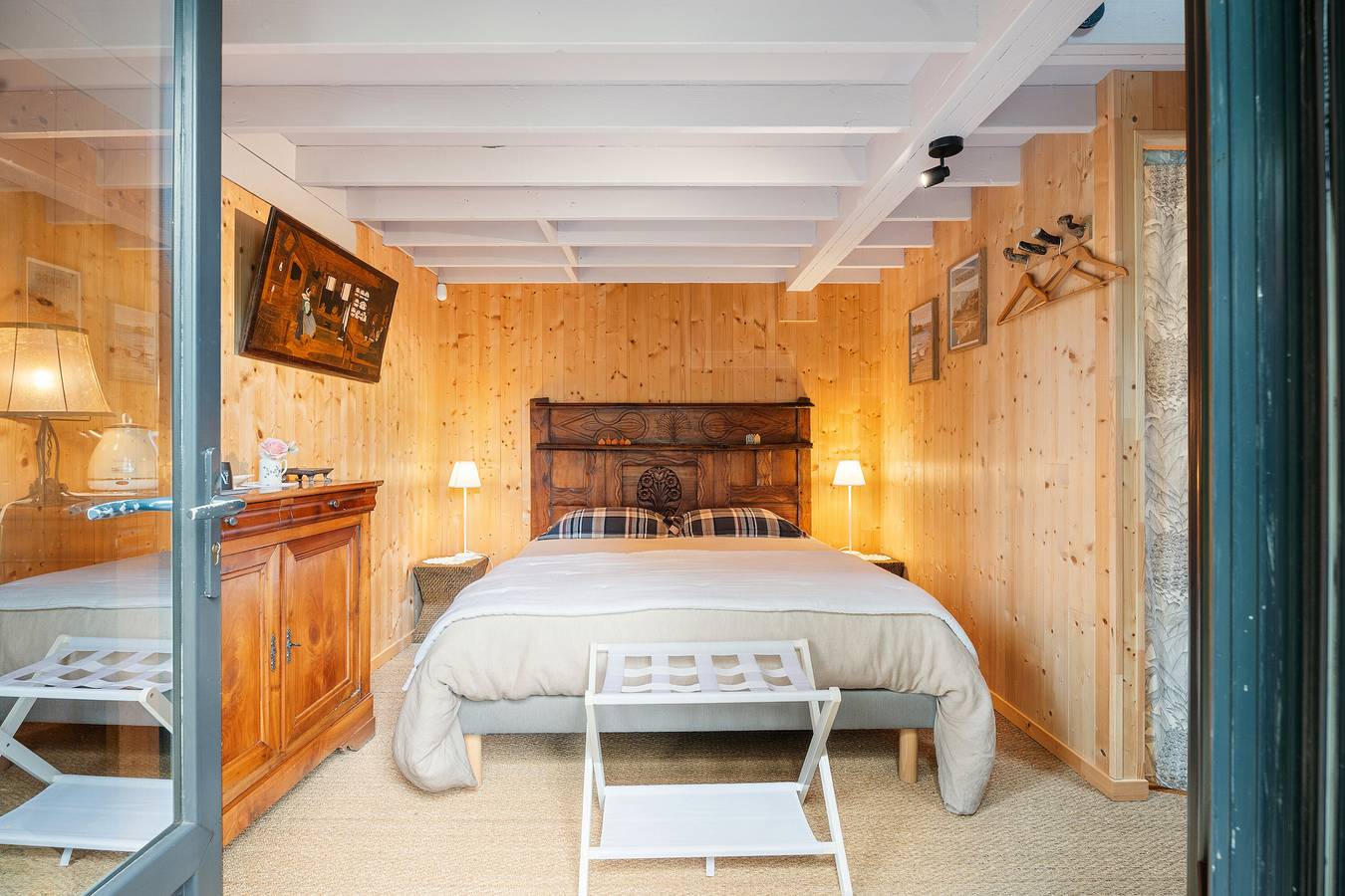 Guesthouse 'La Cabane dans les charmes' with private terrace, shared garden and Wi-Fi in Pleudihen-sur-Rance, Dinan region