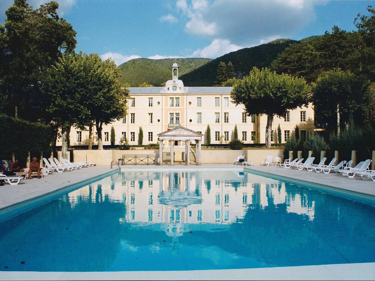 Apartamento entero, Château des Gipières: Apartamento Excepcional con Jardín Privado, Piscina y Vistas al Mont Ventoux in Montbrun-les-Bains, Región de Nyons