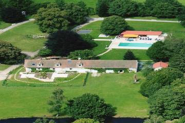 Gîte pour 20 personnes, avec piscine et jardin à Jeanménil