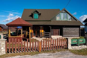 Chalet für 6 Personen, mit Terrasse und Sauna sowie Ausblick, mit Haustier in Montenegro