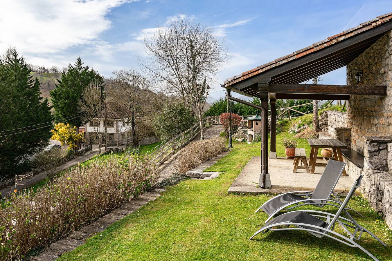 Apartment 'Fresnu' mit Bergblick, privater Terrasse und Wlan in Cangas de Onís, Provincia de Asturias