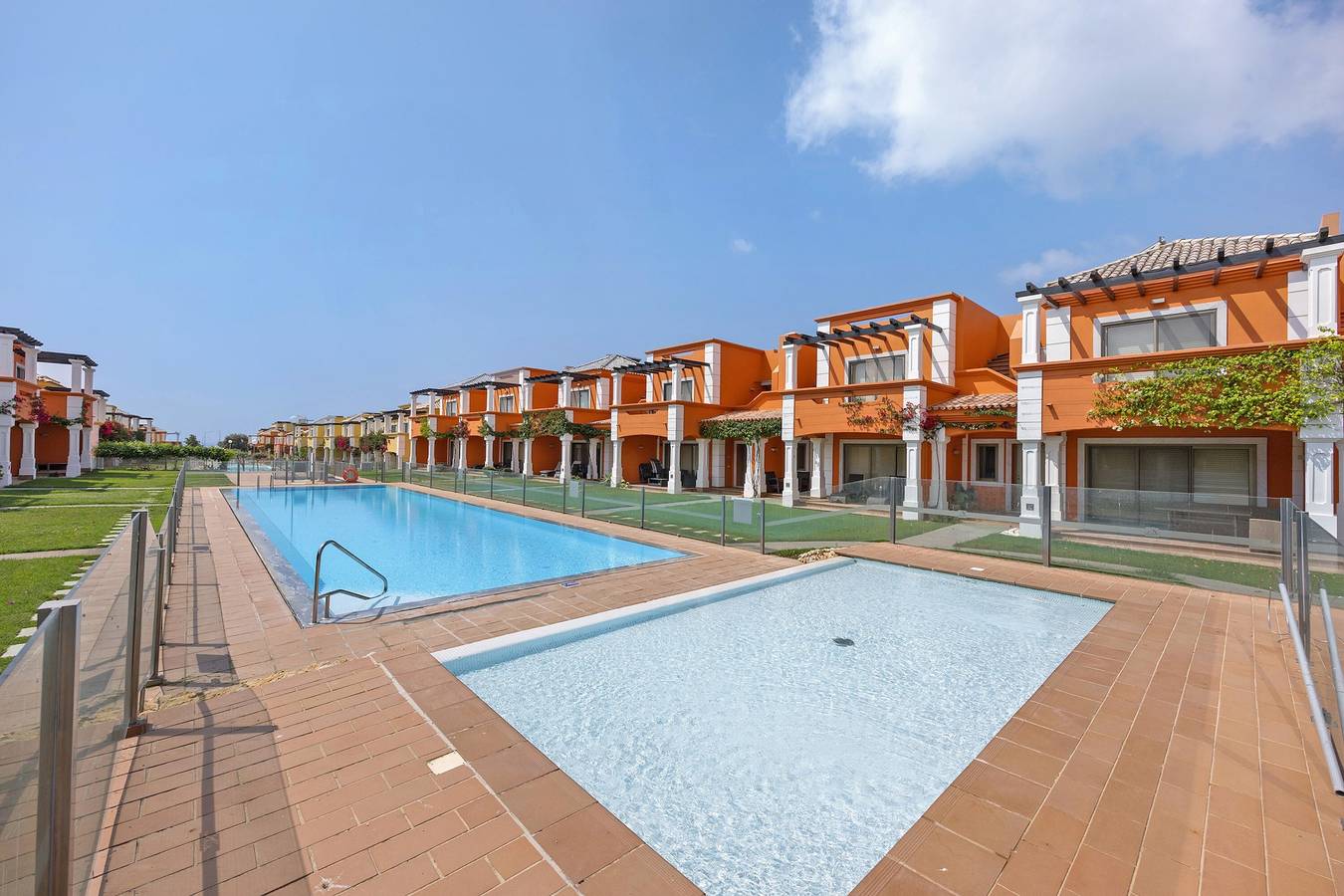 Ferienhaus 'Orange Lux Tavira Residenz 3I' mit Gemeinschaftspool, Wi-Fi und Klimaanlage in Freguesia da Luz de Tavira, Parque Natural da Ria Formosa