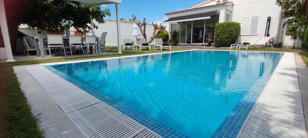 Chalet para 5 personas, con Jacuzzi y Terraza además de Jardín y Piscina en Alt Empordà - 2