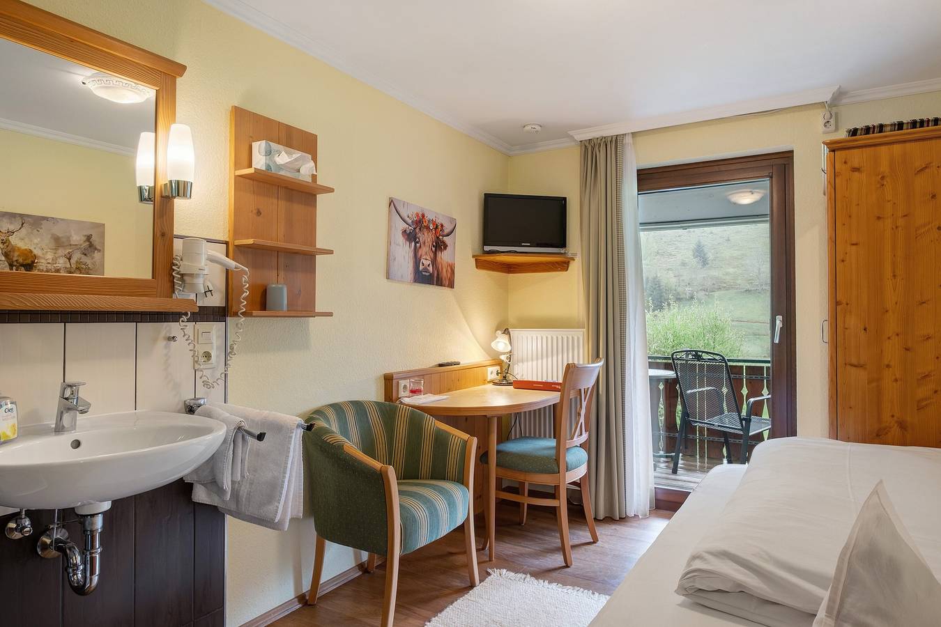 Zimmer 'Zimmer 3 Mit Balkon' mit Bergblick, Gemeinschaftsterrasse und Wi-Fi in St. Blasien, Südschwarzwald