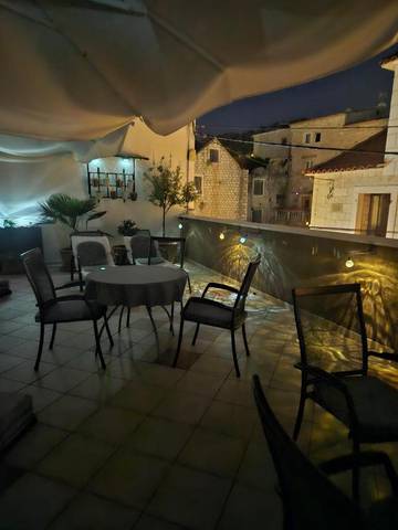 Maison d’hôte pour 4 personnes, avec balcon à Trogir