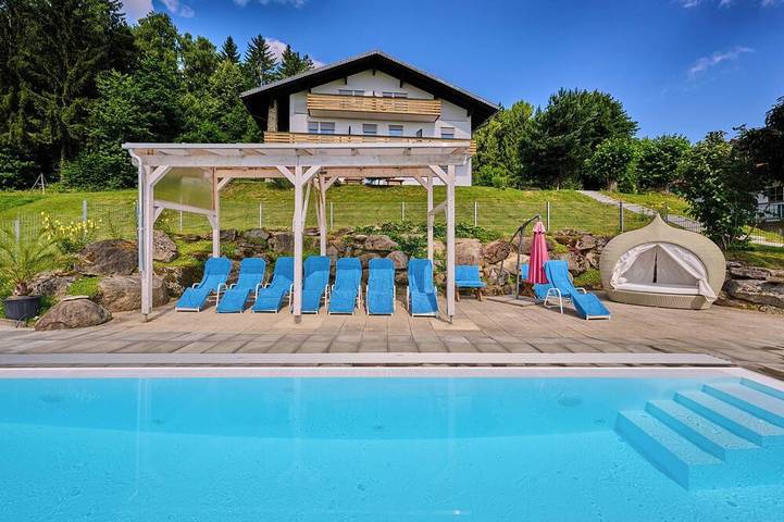 Ferienhaus für 25 Personen, mit Pool und Garten in Kollnburg