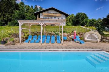 Ferienhaus für 25 Personen, mit Pool und Garten in Kollnburg