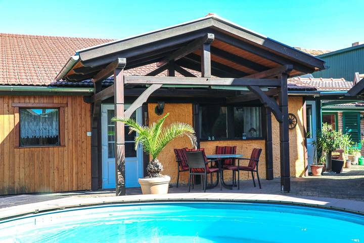 Ferienwohnung für 6 Personen, mit Terrasse und Garten sowie Pool und Sauna