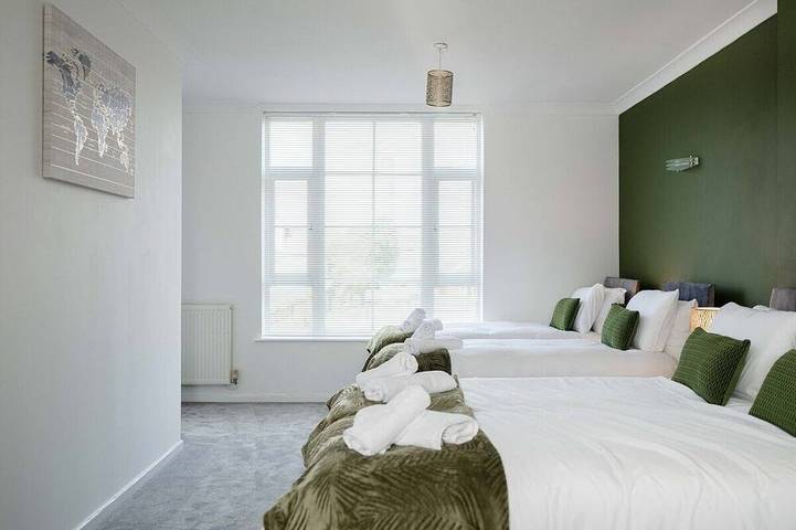 3 Bed Townhouse | Secure Parking | Sleeps 9 in Ipswich, Suffolk
