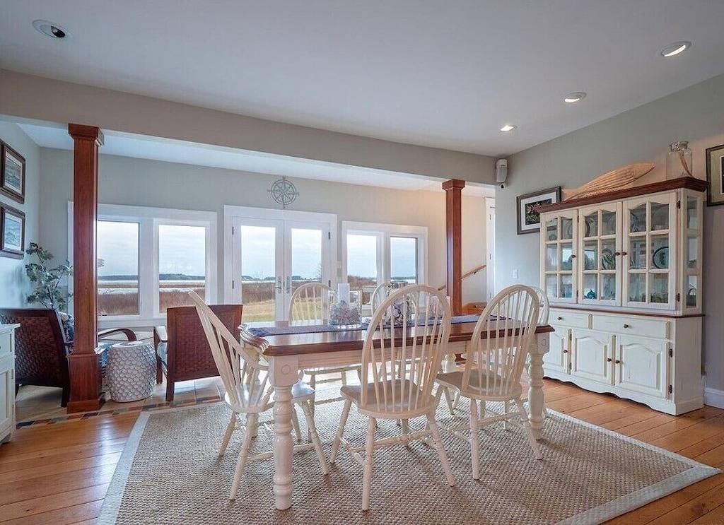 Quintessential waterfront home with over 400 feet of private sandy beach. in Washington County (Maine)