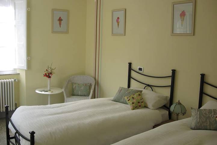 Villa con 6 camere doppie e 5 bagni. Vista sul fiume, piscina e raggiungere a piedi la città in Bagni di Lucca, Provincia di Lucca