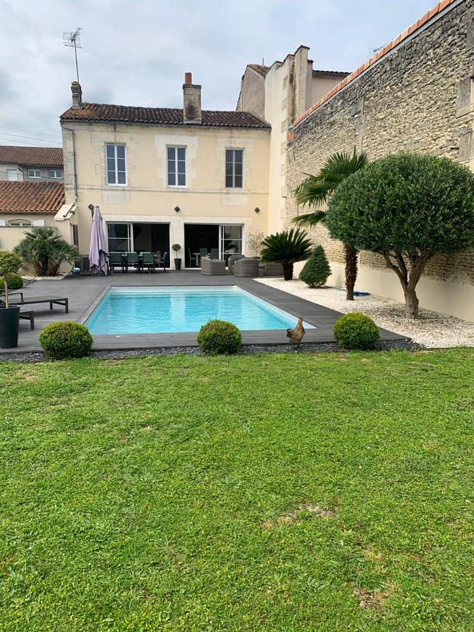 Villa pour 10 personnes, avec jacuzzi ainsi que piscine et jardin, animaux acceptés