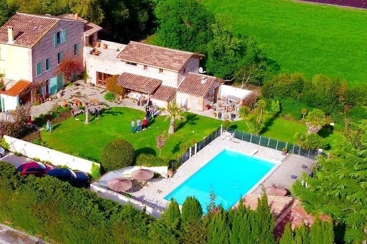 Ferienhaus für 4 Personen, mit Garten und Pool sowie Terrasse