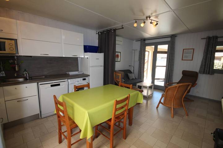 Apartamento vacacional entero, Nice villa located in Les Tamaris, Airco, 2 bedrooms, 5 people, Wifi, 500 from the beach of Portiragnes plage in Portiragnes Plage, Portiragnes