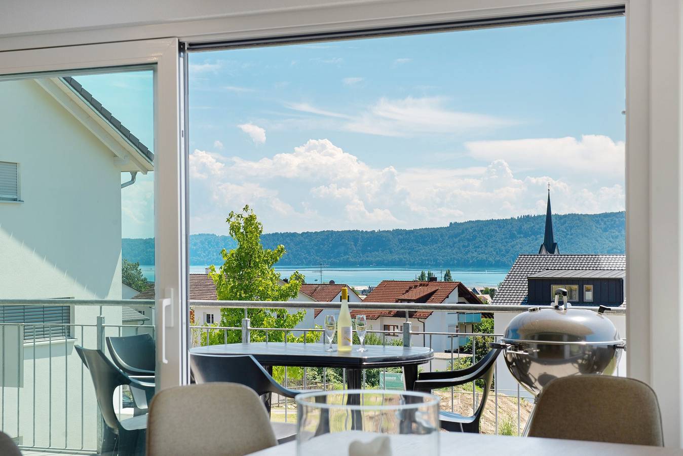 Entire apartment, Aura Upper Floor Holiday Home with Lake View, Alpine Panorama, Balconies, Garden & Wi-Fi in Bodman-Ludwigshafen, Landkreis Konstanz
