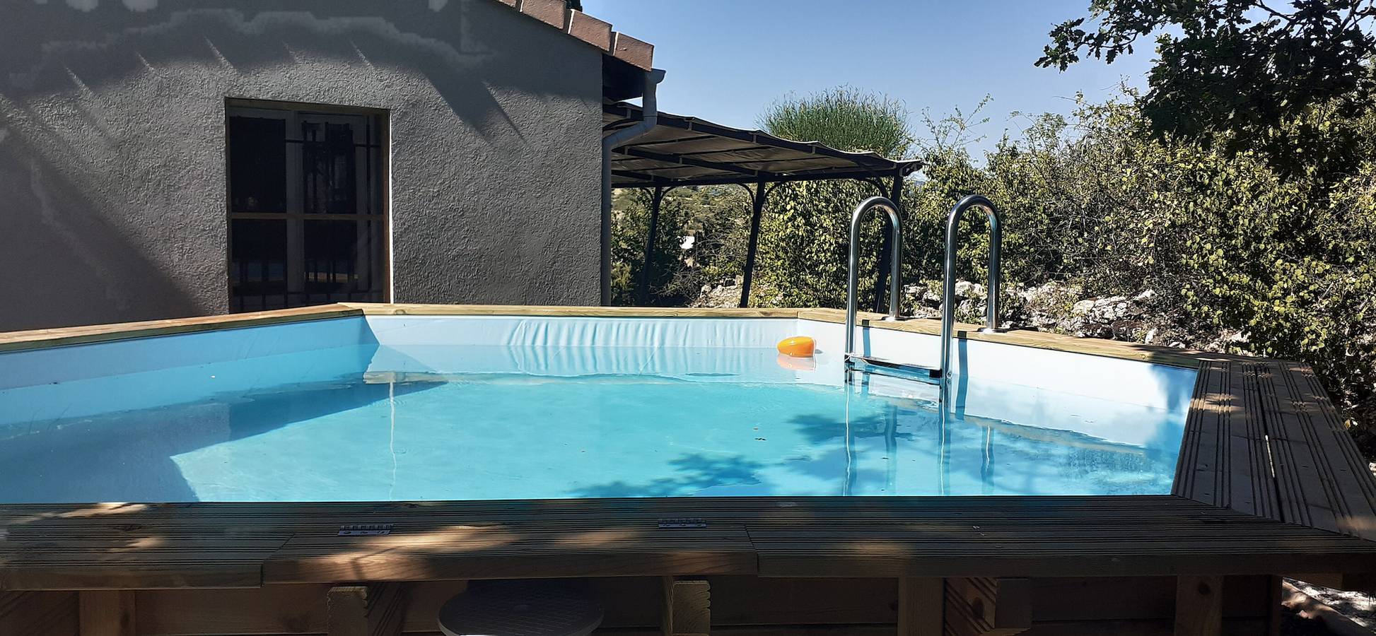 Chambre d'hôtes '315' avec vue sur la montagne, piscine privée et Wi-Fi in Villeneuve-de-Berg, Ardèche