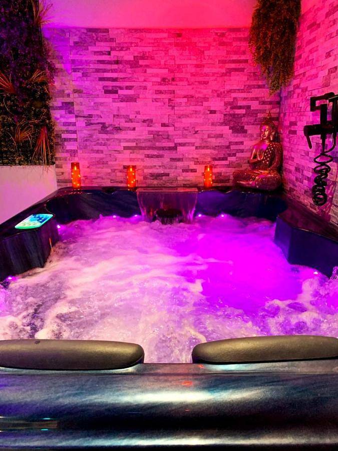 Cottage pour 2 personnes, avec jacuzzi ainsi que terrasse et sauna à Fussy