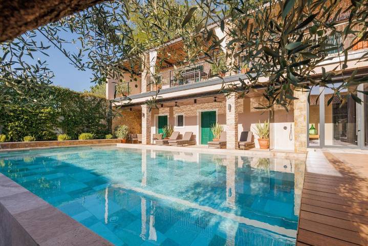 Hôtel pour 2 personnes, avec jacuzzi et sauna ainsi que jardin et piscine, animaux acceptés