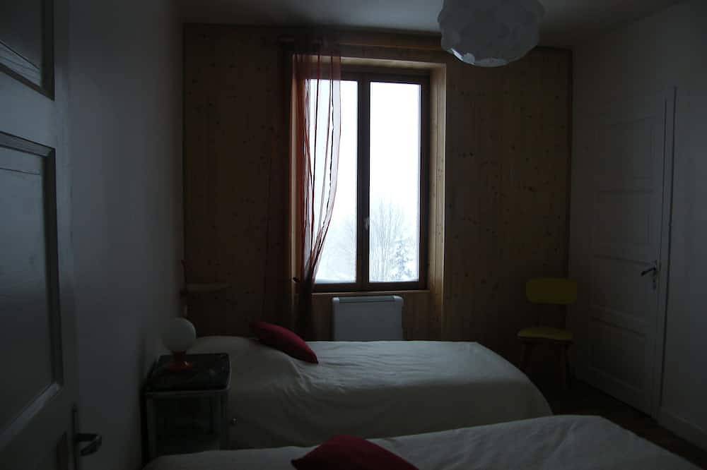 Bright, detached house in Saint-Donat, Volcans d'Auvergne Regional Nature Park