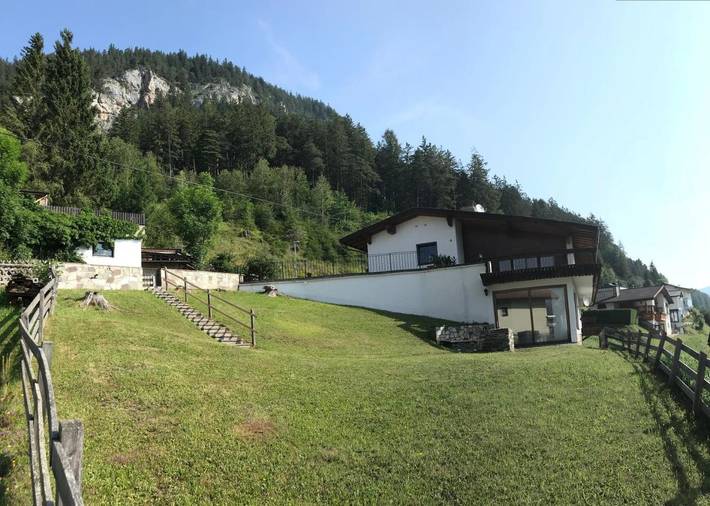 Ferienwohnung für 6 Personen, mit Balkon und Terrasse sowie Garten und Ausblick in Trins