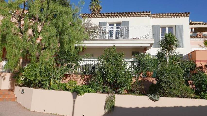 Location de vacances pour 4 personnes, avec piscine ainsi que balcon et vue, adapté aux familles dans Golf Bluegreen Sainte-Maxime