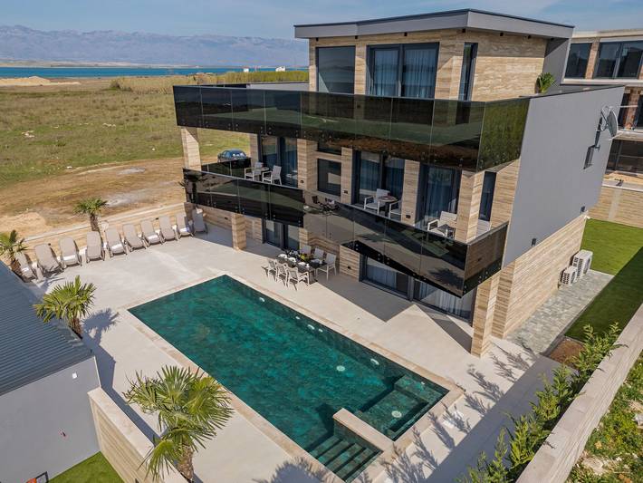 Villa für 10 Personen, mit Balkon und Terrasse sowie Garten und Pool in Privlaka