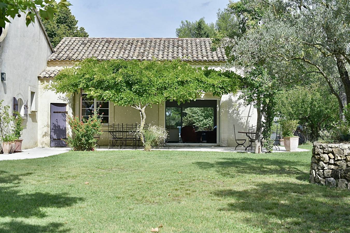 Villa for 6 people with terrace in Noves, Arles region