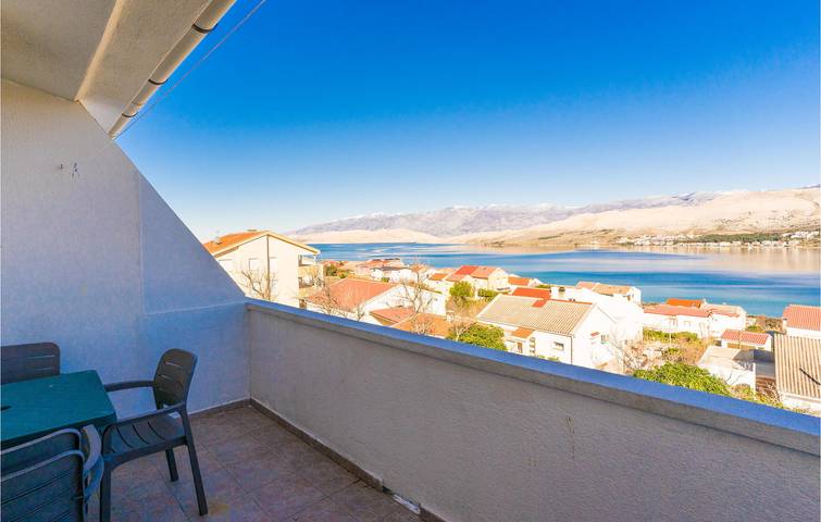 Ganze Ferienwohnung, Gemütliche Ferienwohnung am Meer mit Terrasse, WLAN und Parkplatz – 600 m vom Strand Gradska Plaža entfernt in Pag Stadt, Pag