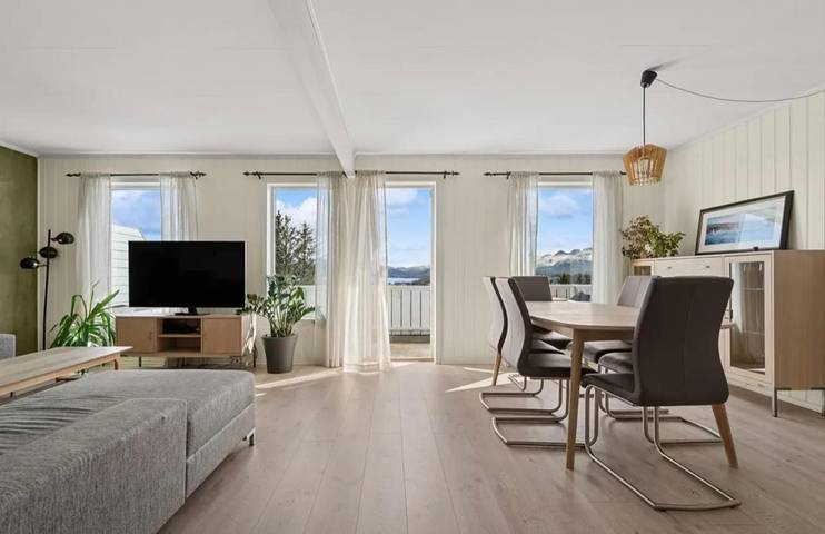 Feriehus for 13 personer, Balkong og Terrasse i tillegg til Hage og Utsikt i Bodø 