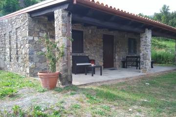 Location de vacances pour 4 personnes, avec jardin ainsi que piscine et terrasse à Santa Marina