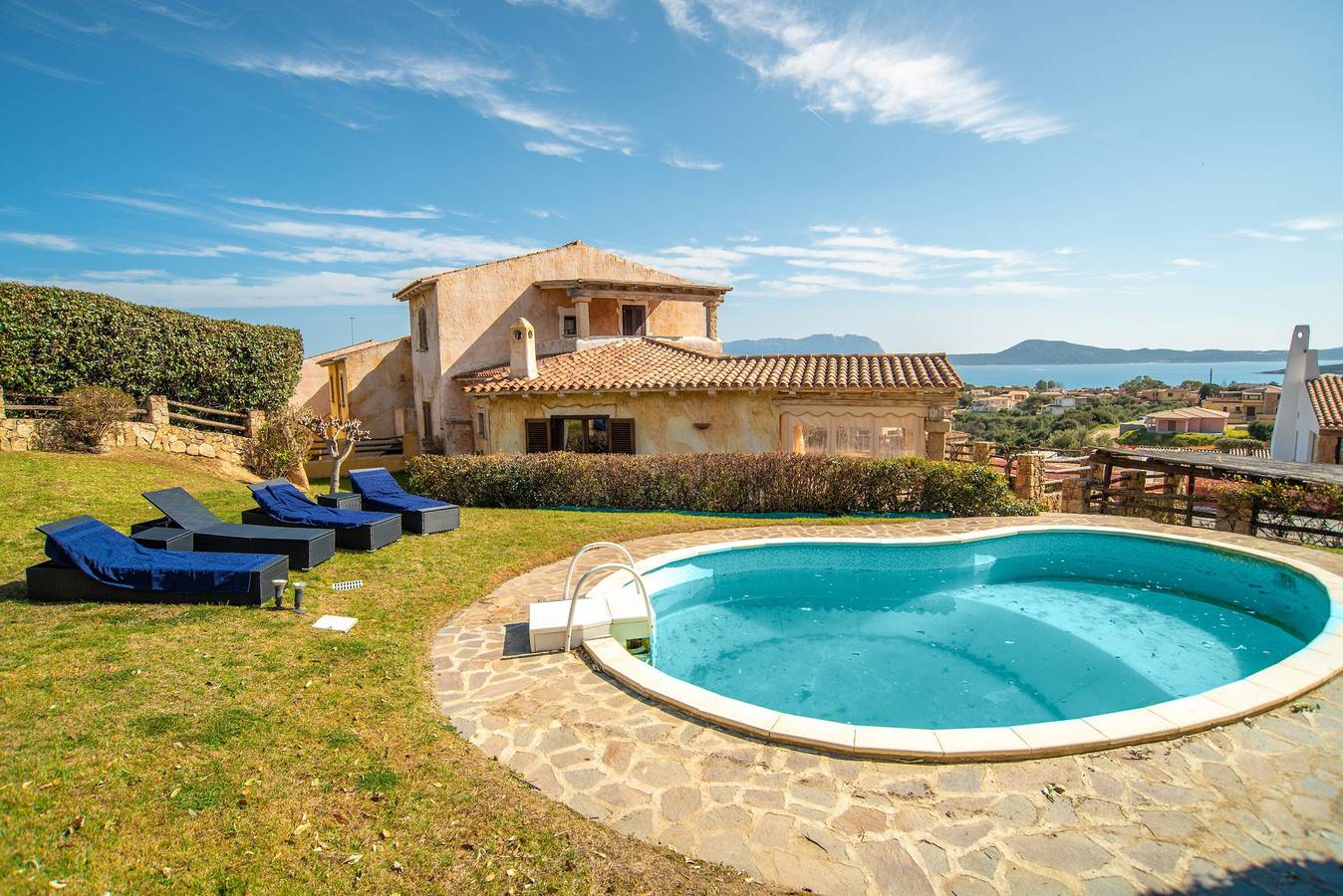 Villa con piscina privada y vistas impresionantes al mar in Moriscu, Pittulongu