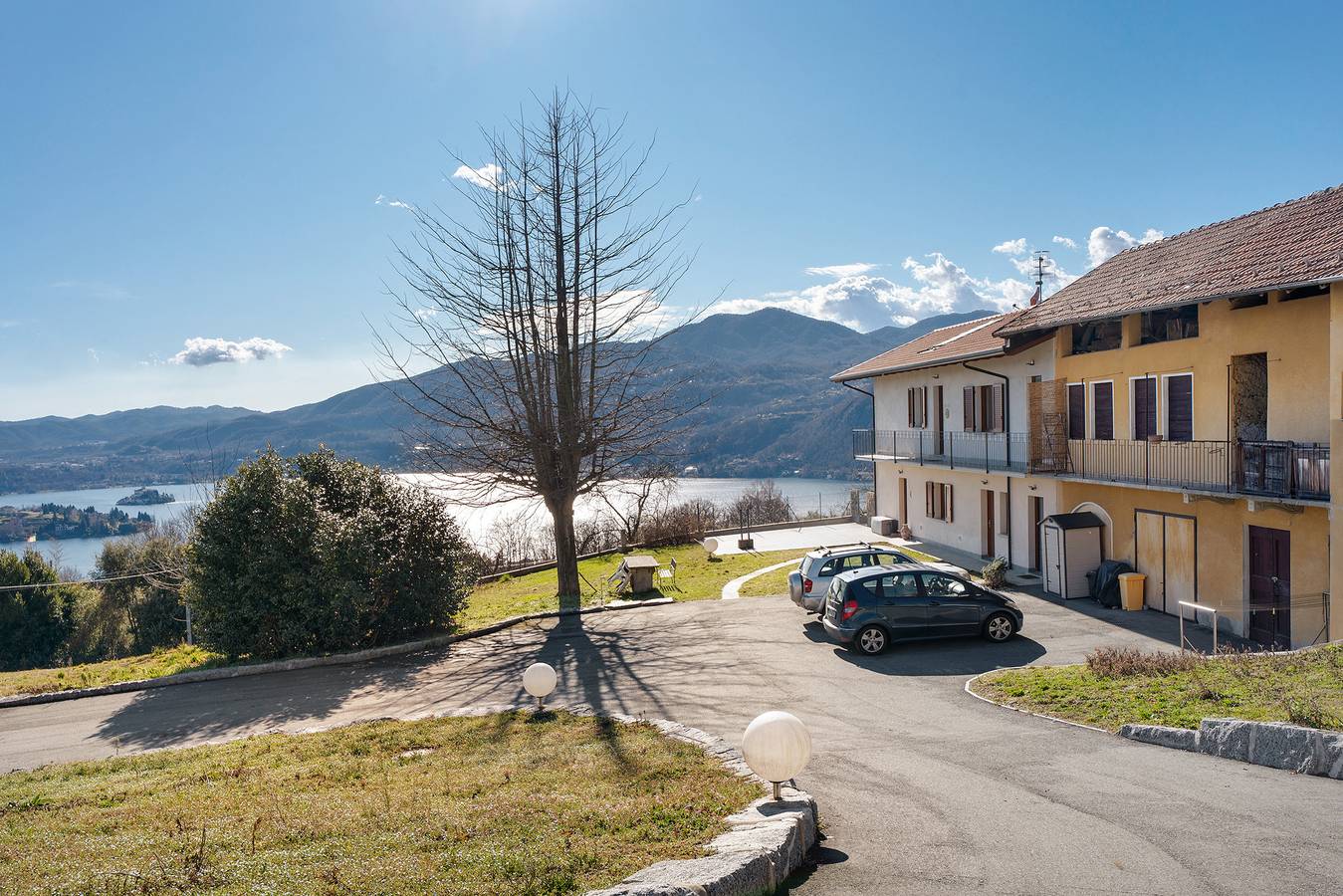 Hel lejlighed, Apartment 'Sole' with Lake View, Shared Pool and Wi-Fi in Comune di Pettenasco, Orta søen