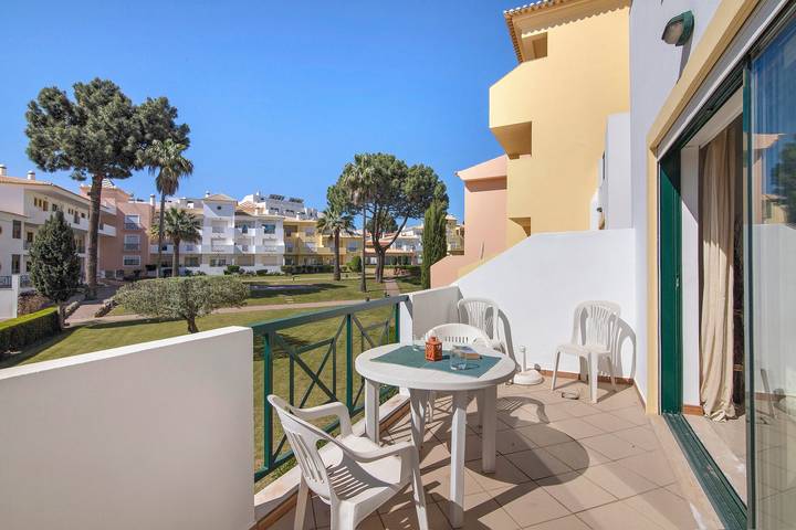 Ganze Wohnung, Apartment „Jardins De Santa Eulalia“ mit Gemeinschaftspool, Garten und Klimaanlage in Albufeira e Olhos de Água, Faro Distrikt
