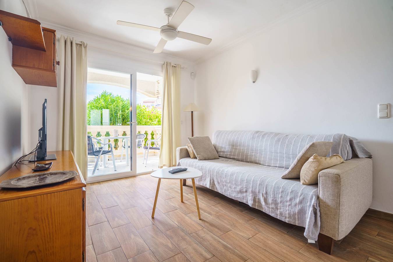 Apartamento entero, Apartamento 'Apartamento Flora' con piscina compartida, terraza privada y Wi-Fi in Cala Rajada, Capdepera