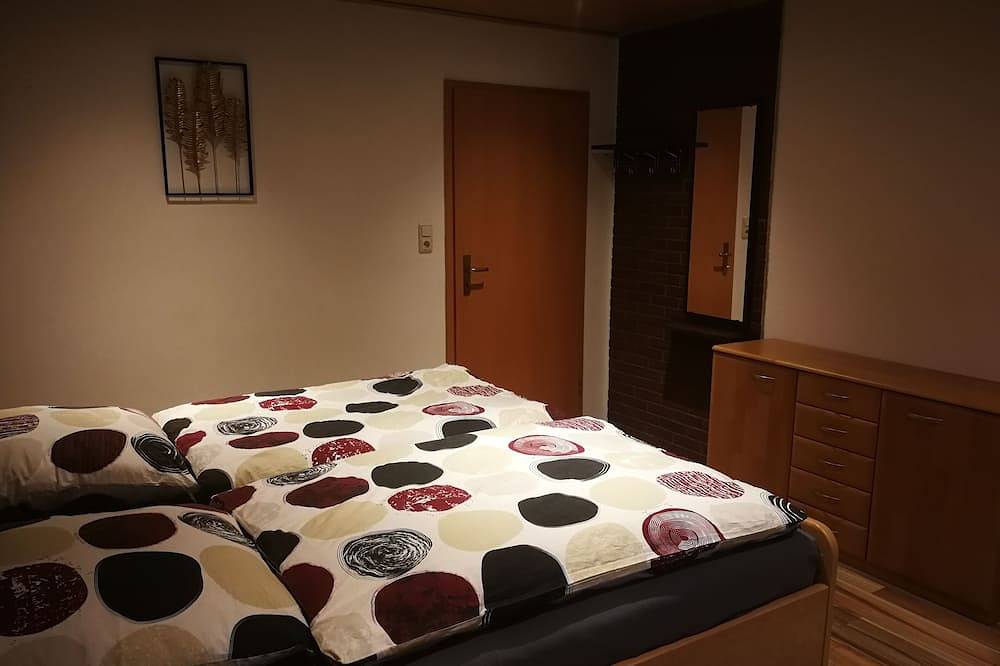 Ganze Wohnung, Ferienwohnung/monteurwohnung für 1-5 Personen mit Balkon in Neustadt bei Coburg, Oberes Maintal - Coburger Land