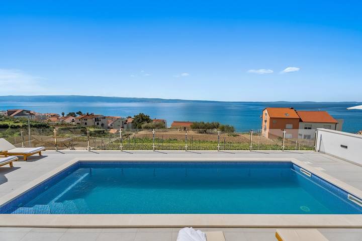 Neu! Villa Aba mit Meerblick,38 m2 großem beheiztem Infinity-Pool, 4 Schlafzimmern, Medienraum, 150 m vom Meer entfernt in Podstrana, Split-Dalmatien