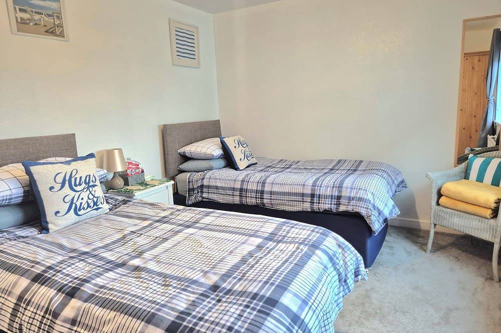 Cosy Cottage with water views, Close to town centre. Hot tub. Pet friendly. in Kirn, Dunoon