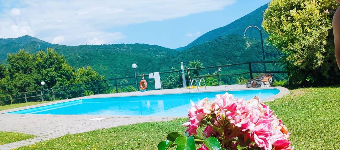 Chalet für 4 Personen, mit Terrasse und Pool am Gardasee