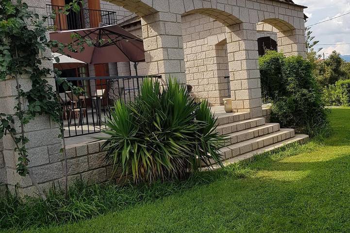 Location de vacances pour 12 personnes, avec jardin et terrasse, animaux acceptés à Aléria