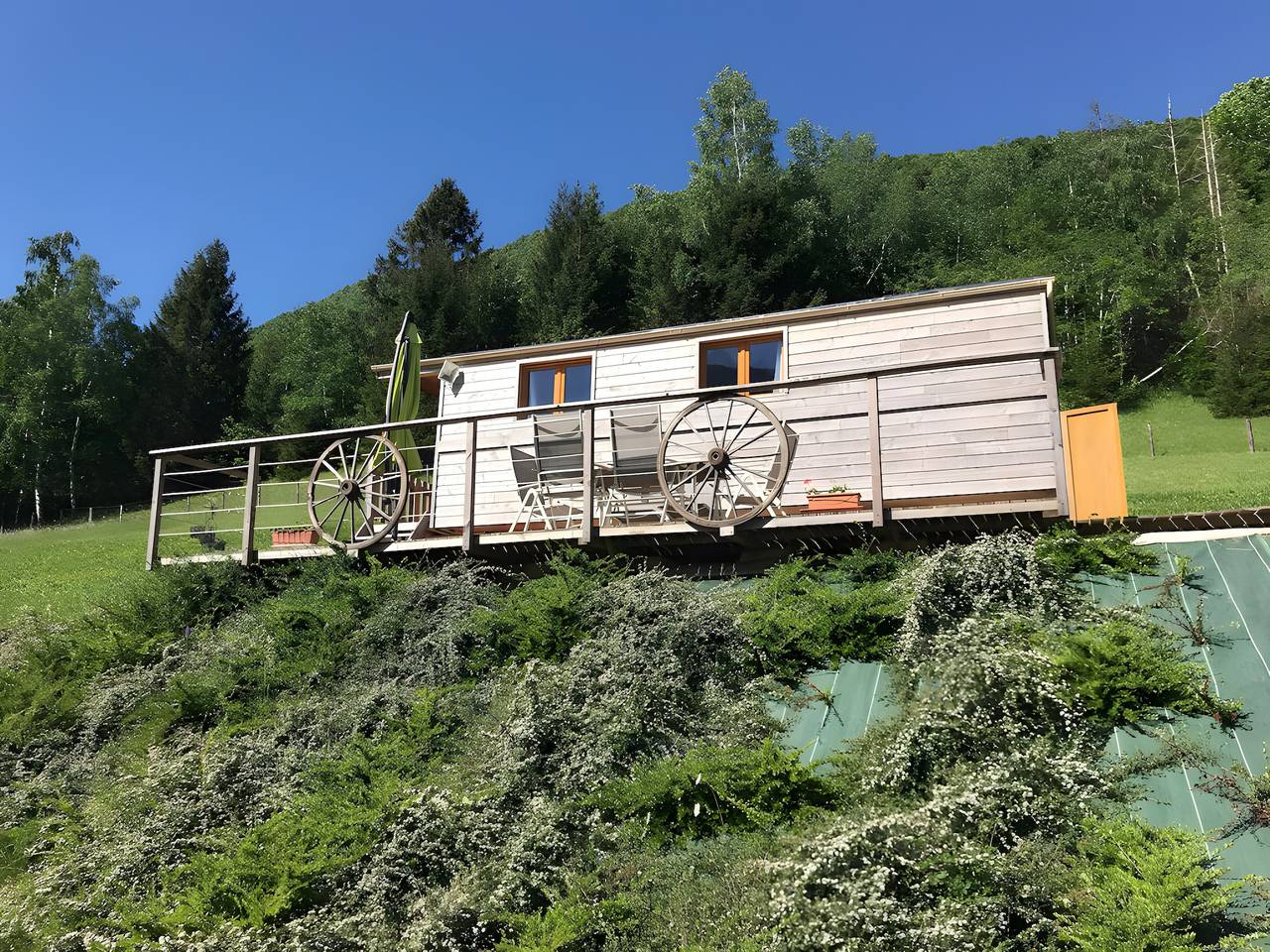 La roulotte d'Heïdi, vue sur la vallée et les montagnes in La Thuile (Savoie), Région de Chambéry