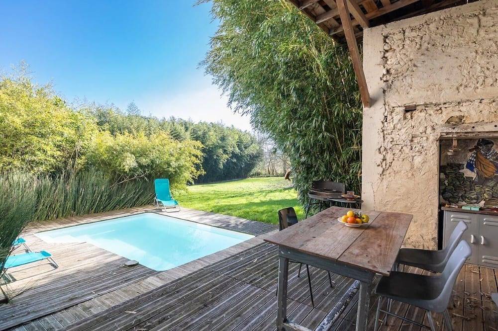 Le Chai: Between sea and mountains, spacious gîte with private pool. in Labastide-Villefranche, Béarn