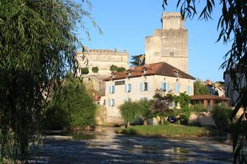 Hôtel pour 3 personnes, avec jardin ainsi que vue et piscine, animaux acceptés à Bourdeilles