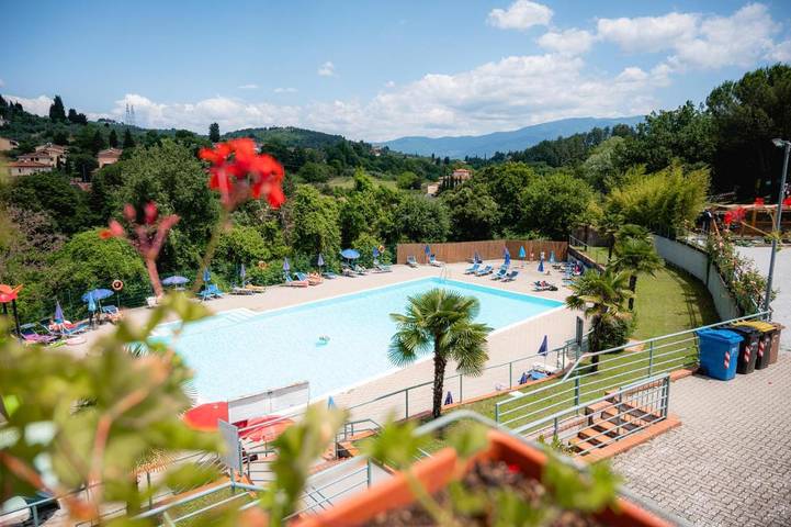Camping per 5 persone, con terrazza e piscina per bambini nonché piscina in Chianti