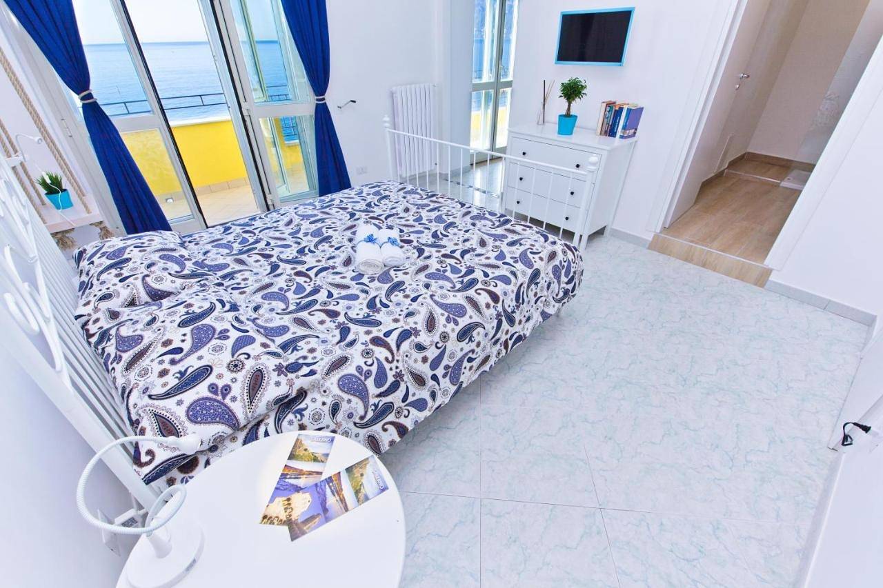 On the beach Sea-view&Kitchen In Room in Salerno, Costa tirrenica Campania