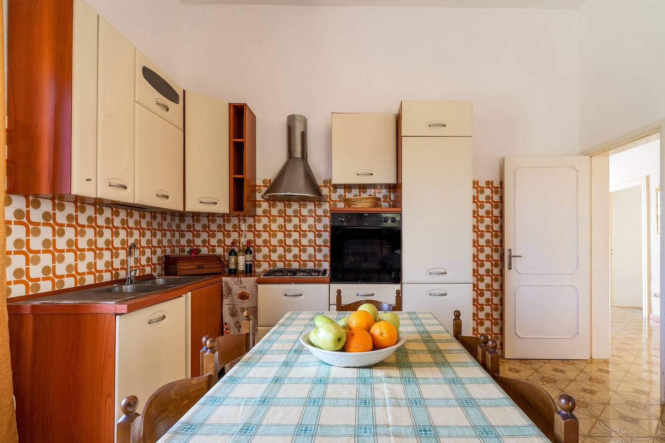 Appartamento intero, Appartamento 'Aurora's' con terrazza privata, giardino privato e aria condizionata in Racale, Golfo di Taranto