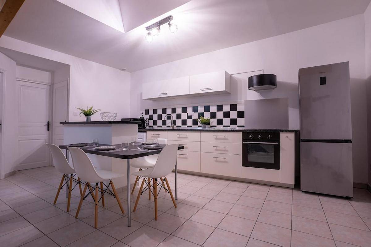 Appartement entier, Two-Bedroom Apartment in L'Arbresle, Lyon et ses environs