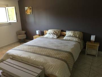 Chambre d’hôte pour 4 personnes, avec piscine ainsi que jardin et vue, adapté aux familles à Saint-Quentin-la-Poterie