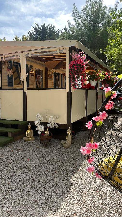 Camping pour 5 personnes, avec terrasse ainsi que jardin et piscine